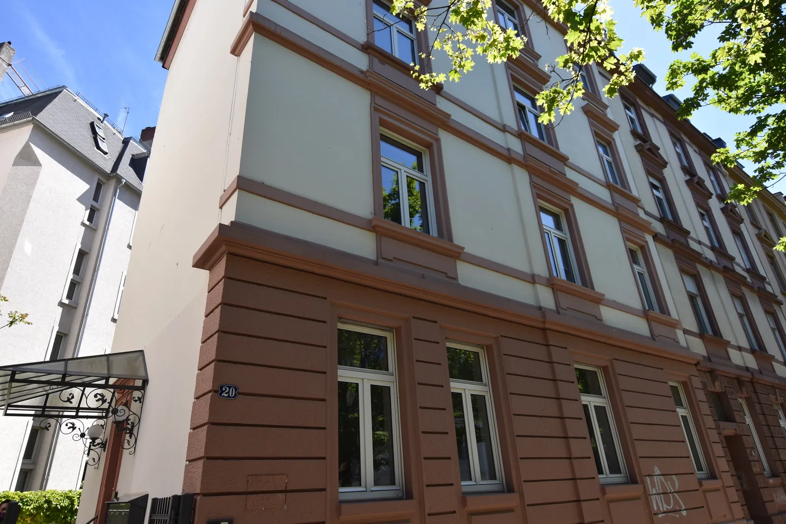 Eingangsbereich eines von SoWo Facility Services betreuten Mehrfamilienhauses in Frankfurt-Nordend
