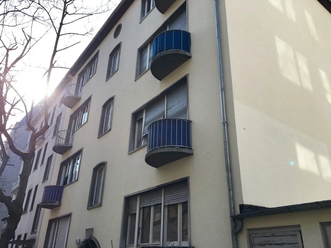 Wohnhaus mit runden Balkonen und blauen Brüstungen in Frankfurt-Westend